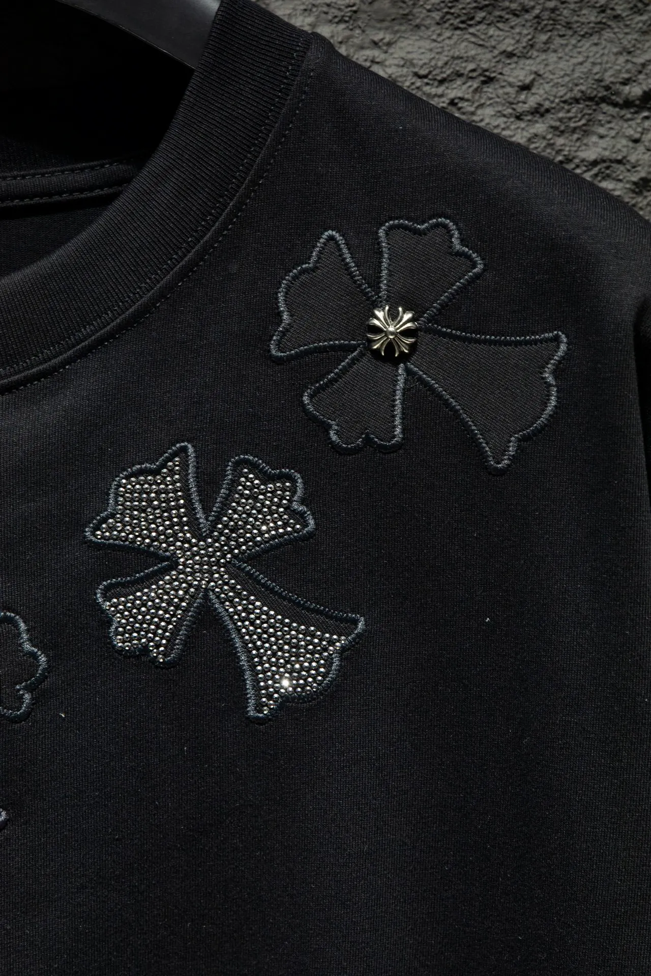 P180 🆕Chrome Hearts os version is really charming and Chrome Hearts is really a must-have. Each season's new version is made to the extreme. It is very practical and can be worn casually. Nice✔️ - ⚠️100% cotton. It is made of 32-count double yarn, 260-gram weight fabric and imported knitted carded cotton. It has moderate thickness, drape and contour, and the upper body is comfortable! ! It is very tolerant to fat body types and can instantly lose five pounds after wearing it!  Specially ordered multiple Austrian rhinestones, which have the bling bling effect of natural crystals under light. They have multi-faceted reflective points. The production cost is extremely high. The laser molding includes a computer engraving machine and a laser machine. The granules are accurate, and are finalized by high-temperature ironing. After ironing, you need to repeatedly test the firmness on the ironing pattern. It can show colorful reflections under the light. The collar webbing extends to the shoulder for reinforcement, and the stitching is reversed at the connection. The hem and cuffs are all made of 0.2mm gauge double-thread lathe. It is carefully produced at a high cost. The attitude of making goods with a magnifying glass restores the quality and effect of the product. The full set of customized accessories only presents every detail to customers. The letters are machine embroidered with imported materials after being adjusted according to the original details. The thickness is moderate. The hardware uses imported hardware accessories. Front panel # Back panel Simple elements # Artistically arranged English letters. Imported Tajima high-density heavy-duty embroidery technology. The font is three-dimensional and full. Handmade elements are added to the body, which greatly increases the interest of the clothing; unique visual effects. After special treatment, a unique effect is formed. An irregular hem is added to the version. This year's Kroxin is the main version. In the past two years, the oversize version has become the focus of the trend and has been a popular staple in the past two years. The change of designers has made this brand an instant hit. The progressive fashion of the times also needs the blood impact of fresh elements and trendy designs in order to continue its glory! It’s stylish both inside and outside, a must-have for high street travel! An absolute "eye-catching style" that can match couples 💏 Color: Black White Size: S M L XL